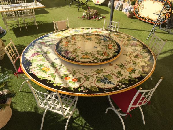 LEO057 T2 - In the photo: 250 cm. diameter table<BR><BR>Volcanic stone, 3 cm thick. Suitable for inside and outside, resistant to a temperature range of -60 to 1000 °C.